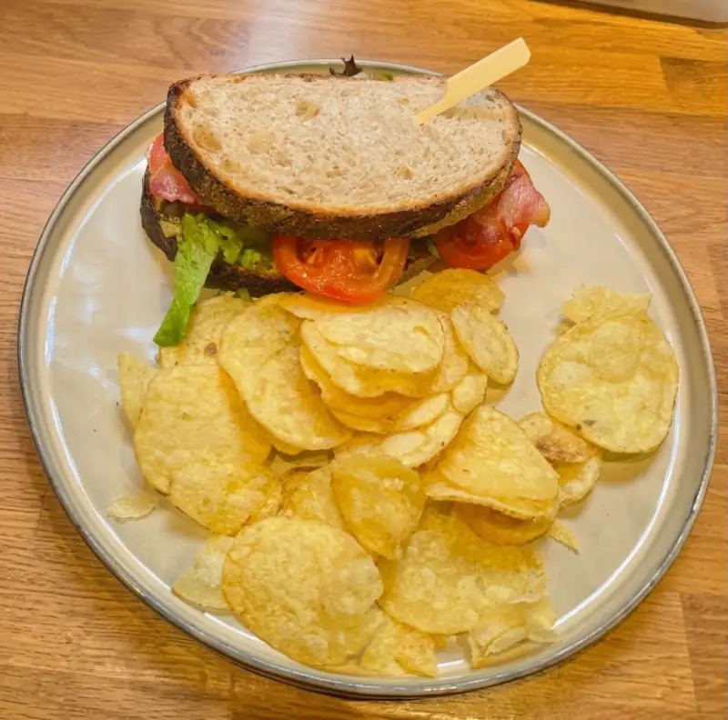 BLT Sandwich With Crisps